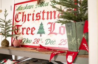 Mixing Classic and Traditional Christmas Decor for a Timeless Look